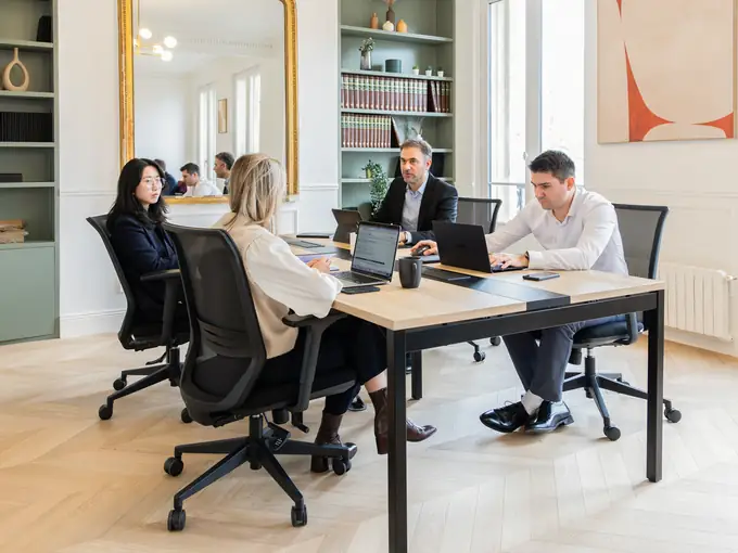 Point d’équipe dans les bureaux